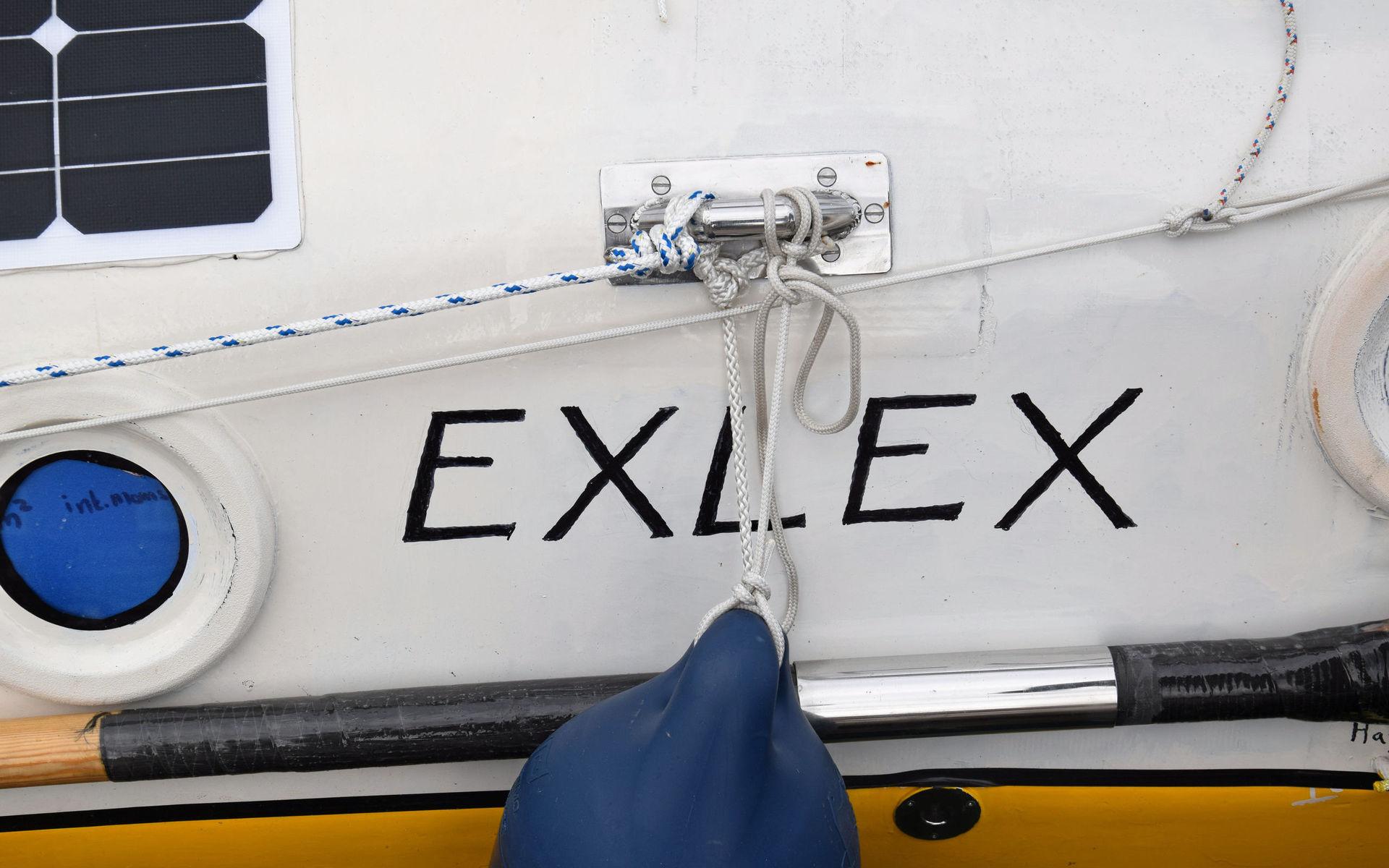 Segelbåtens namn Exlex är latin och betyder utanför lagen, berättar skepparen Yrvind