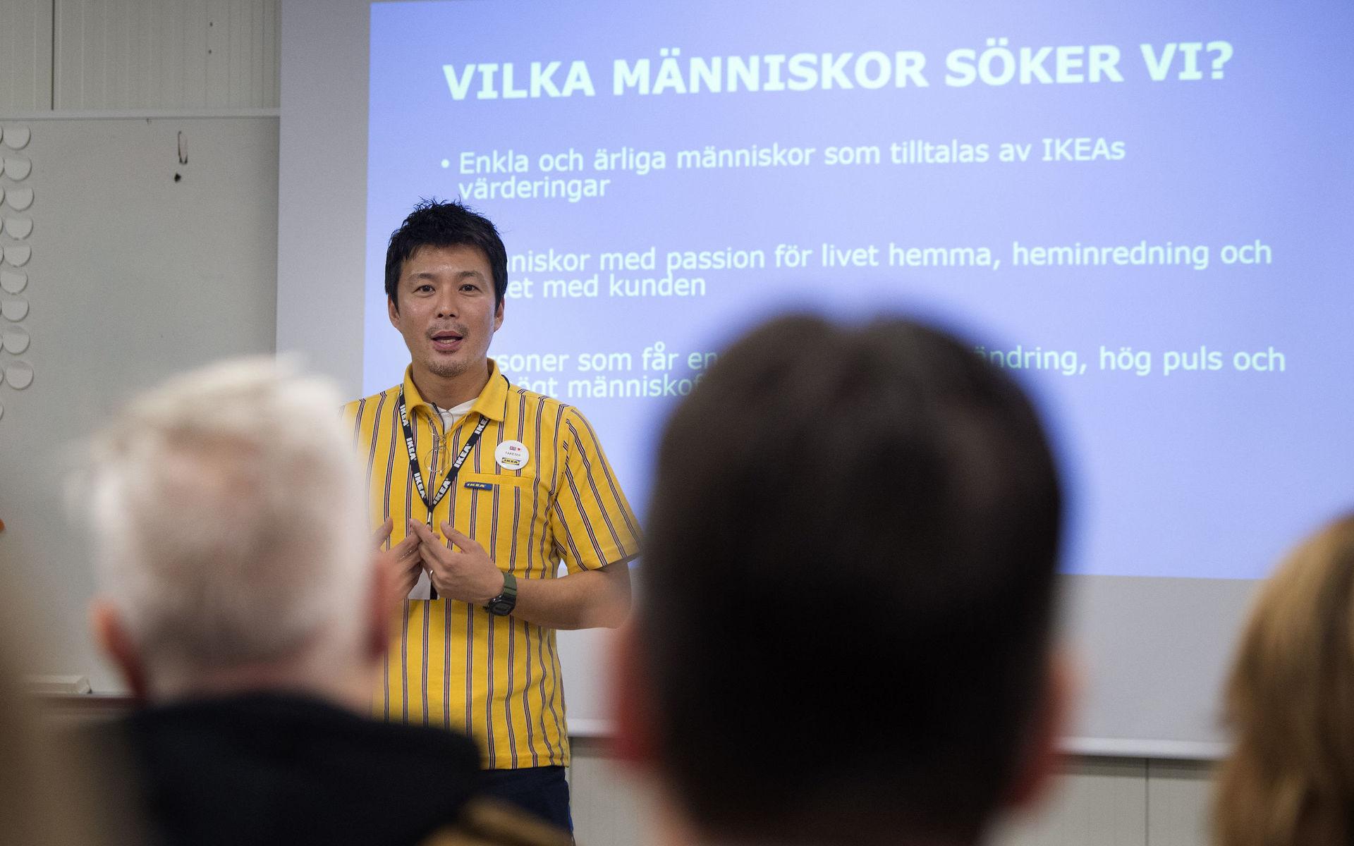 Arbetsförmedlingens arbetsmarknadsprognos presenteras. Takeshi Murai är varuhuschef på Ikea i Uddevalla och presenterar sin verksamhet. 