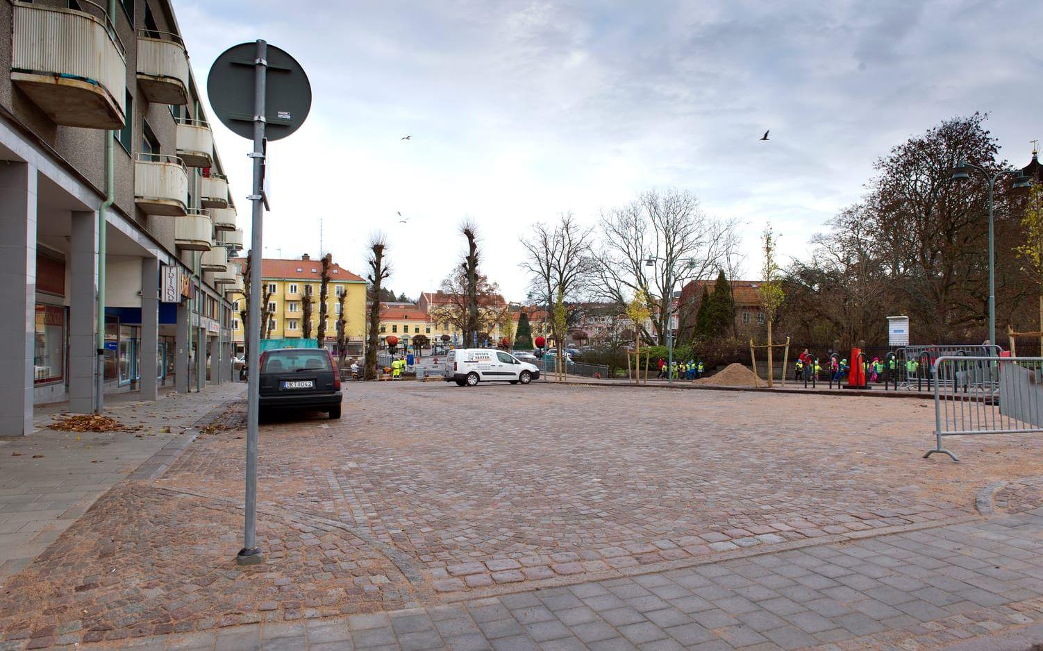 Sagaplan heter området framför biografen ett stenkast från Bäveån.