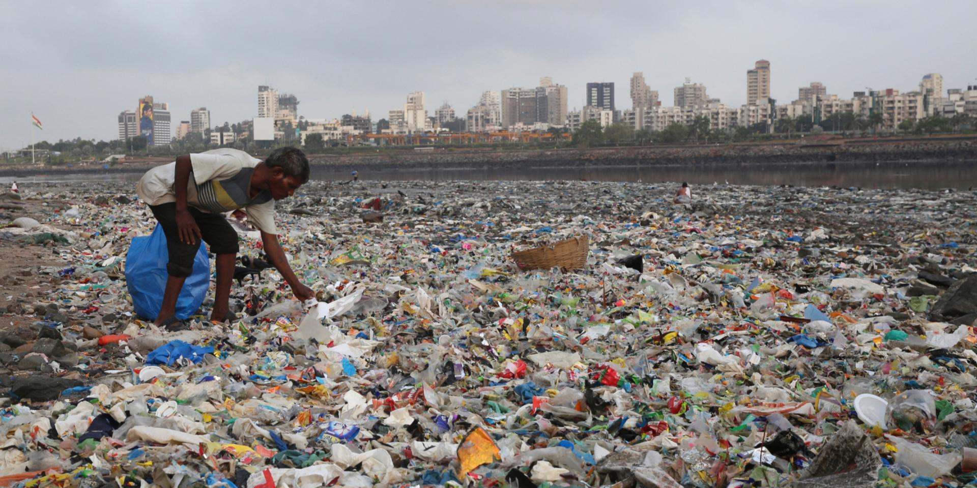 Nedsmutsat. Plastskräp på en strand i Bombay, Indien. 