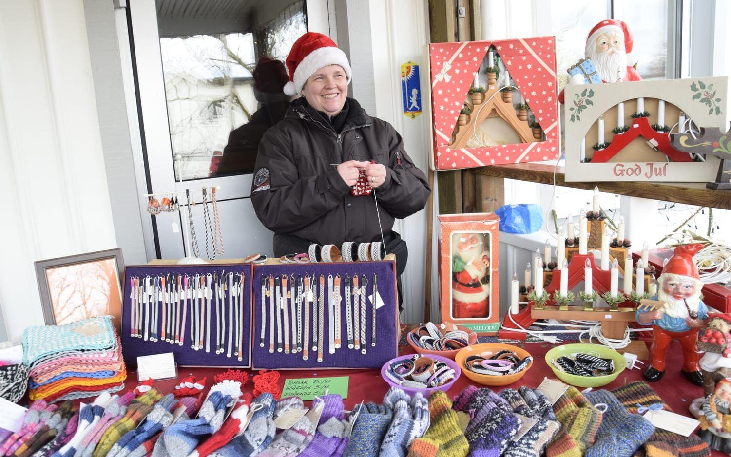 Humöret var på topp på ett av årets första julmarknader. Margaretha Willbo stod vid ett av borden och sålde egengjorda hantverk såsom sockor och grytlappar.