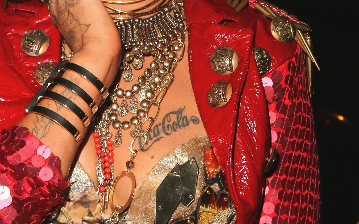 Brittiska sångerskan Neon Hitch har Coca Cola-loggan målad på ena bröstet