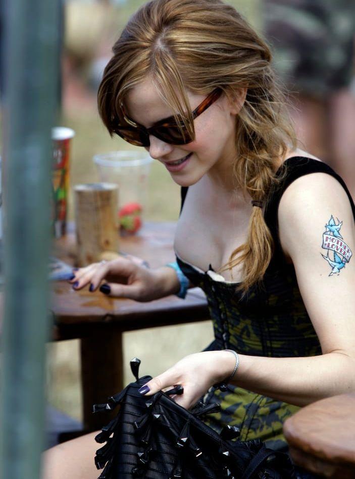 Skådespelerskan Emma Watson drog till Glastonbury-festivalen, fick feeling och skaffade en (tillfällig) tatuering. BILD: TT