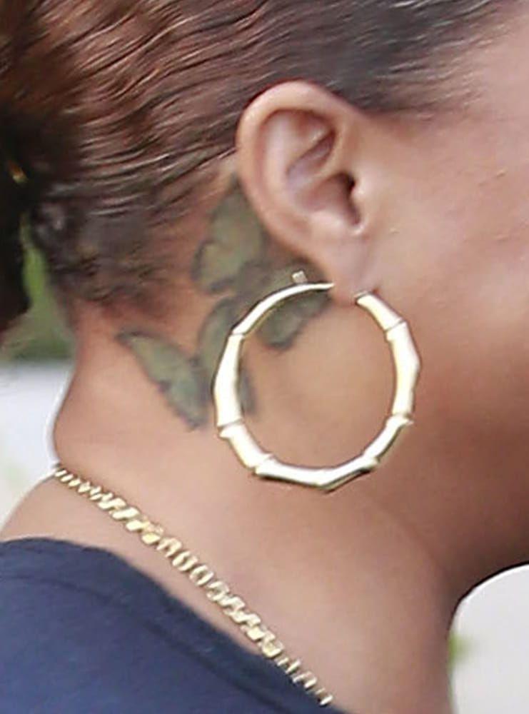 Sångerskan och skådespelerskan Queen Latifah har två fjärilar som samsas bakom högra örat. BILD: Stella Pictures