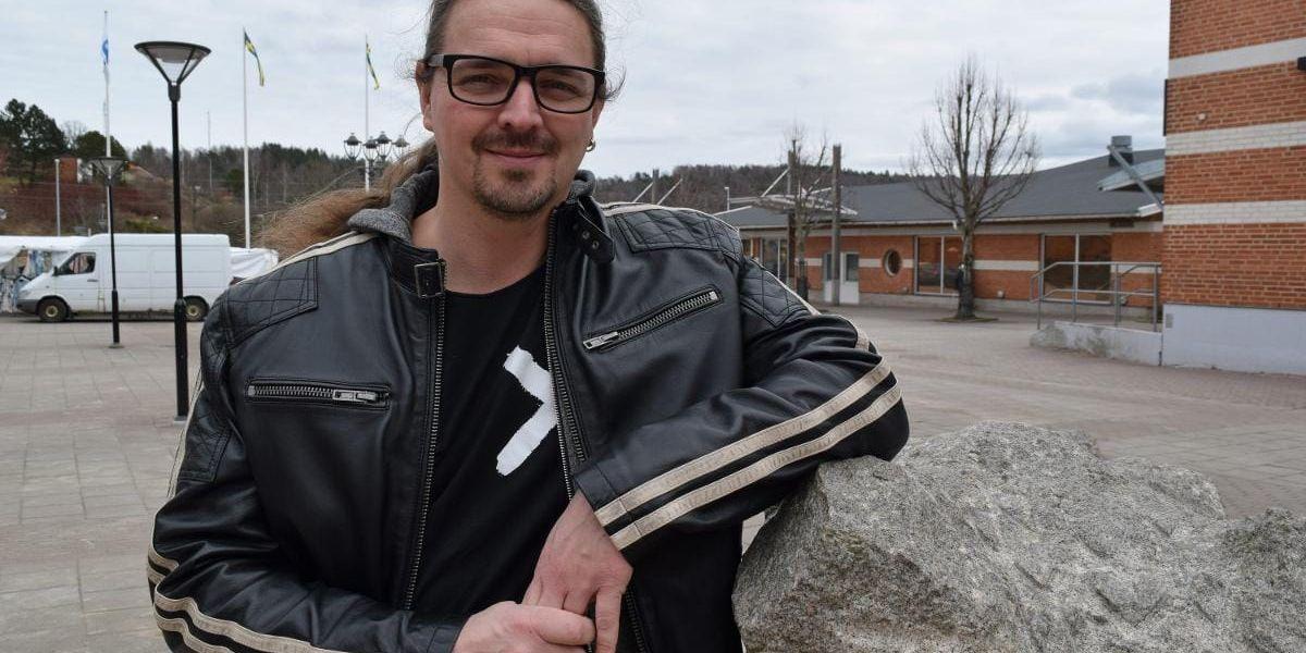 Stolt Munkedalsbo. Dansbandsmusikern Jan Lindberg stortrivs i Munkedal. Bohusläningen fick sig ett pratstund om Datelivet, och kommunala musikskolan.