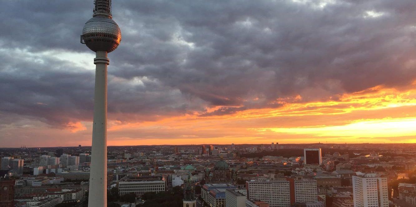 Solnedgång över Alexanderplatz. Arkivbild.