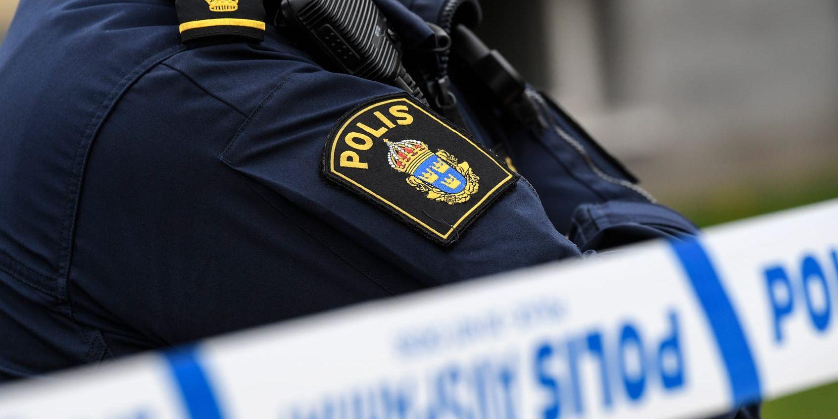 Under tidig lördagsmorgon inkom ett larm till polisen. En man hade hittats svårt skadad i närheten av Backaplan på Hisingen i Göteborg.