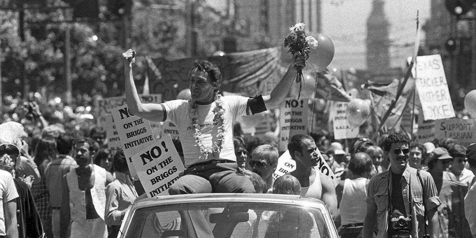 Gaypolitikern Harvey Milk 1978 – samma år som han blev mördad – under en av den tidens Prideparader i San Francisco. Arkivbild.