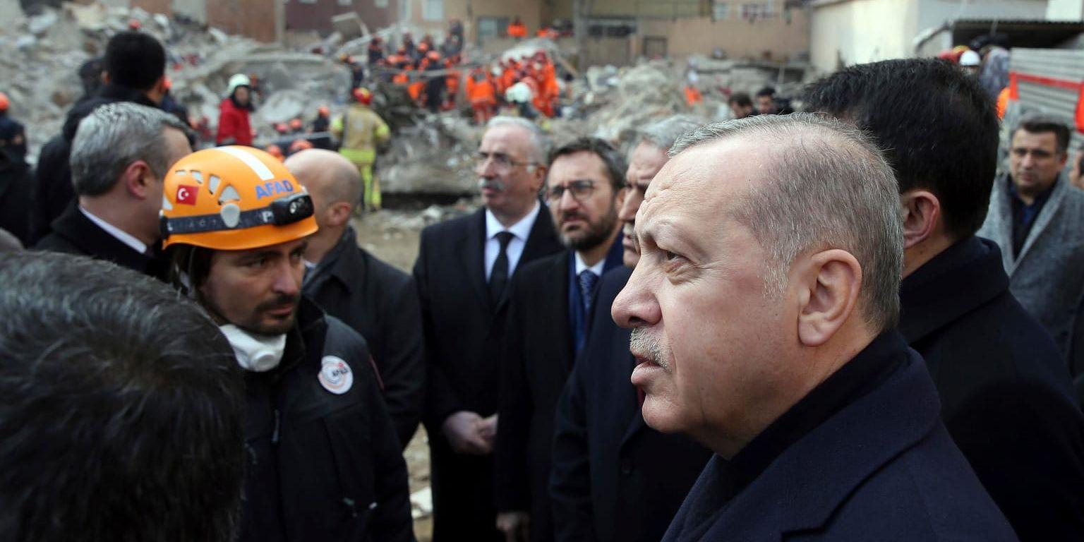 Turkiets president Recep Tayyip Erdogan besöker olycksplatsen.