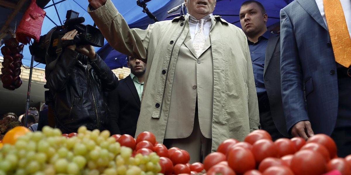Inte liberal och inte demokratisk. Vladimir Zhirinovsky besöker en fruktmarknad under den ryska valkampanjen.