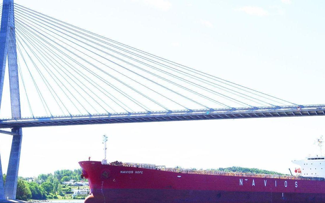 Fartyget M/V Navios Hope under Uddevallabron, på väg in i Uddevalla Hamn. Bild: Göran Gärberg