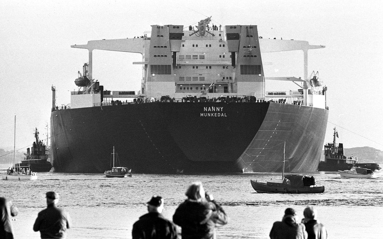 1978. Nanny på 499 000 ton, lämnar varvet i Uddevalla. För att få ut henne krävdes muddring genom Bohusläns skärgård ända ut till Tjörnbron, där man ändå fick fälla en mast för att komma under. Bild: Peo Nilsson