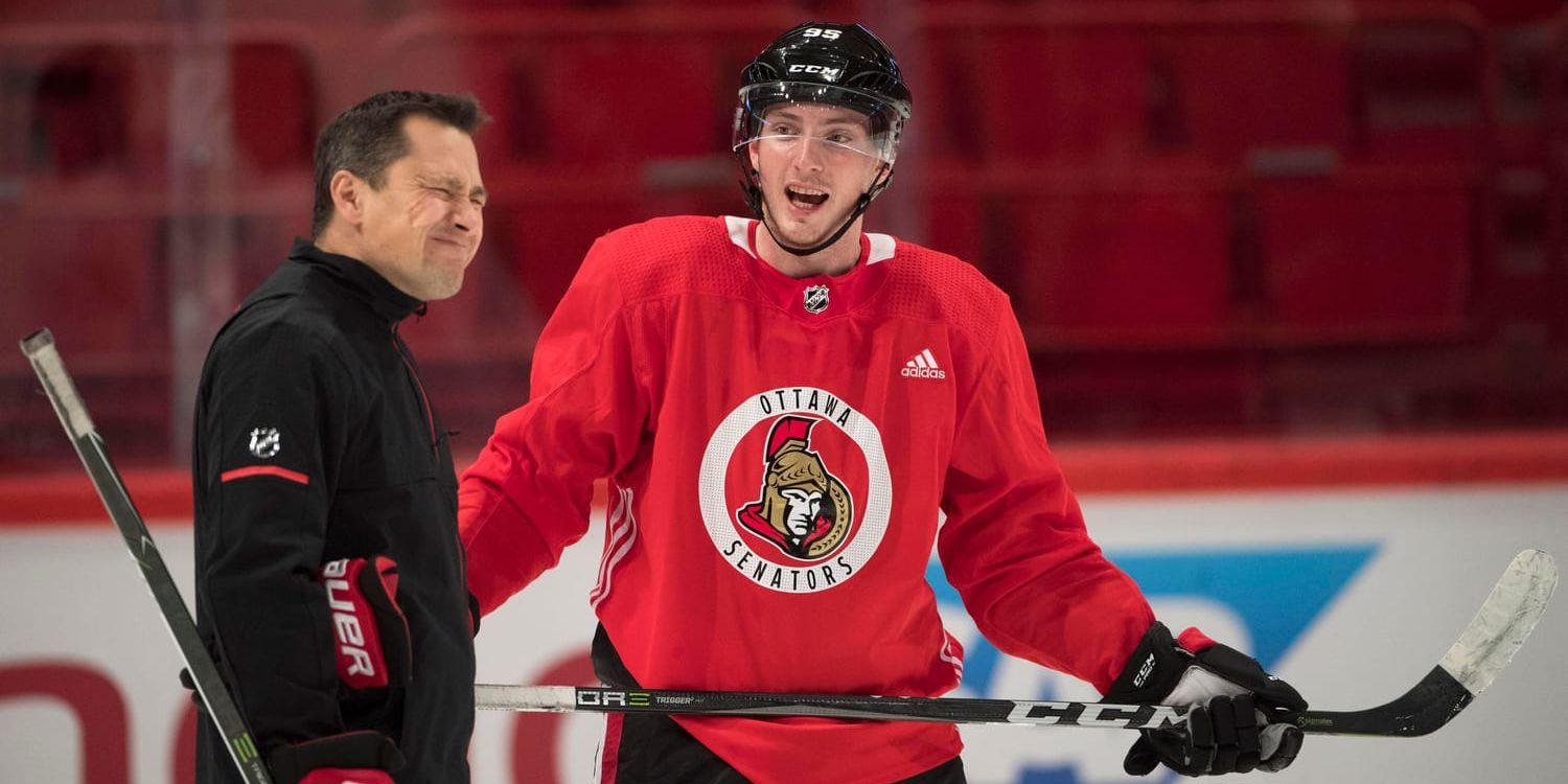 NHL-laget Ottawa Senators tränare Guy Boucher pratar med nyförvärvet Matt Duchene i Globen.