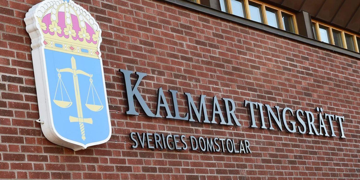 Rättegången i Kalmar tingsrätt mot en 31-årig man fick avbrytas när mannen misshandlade en person som han knivhotat. Arkivbild.