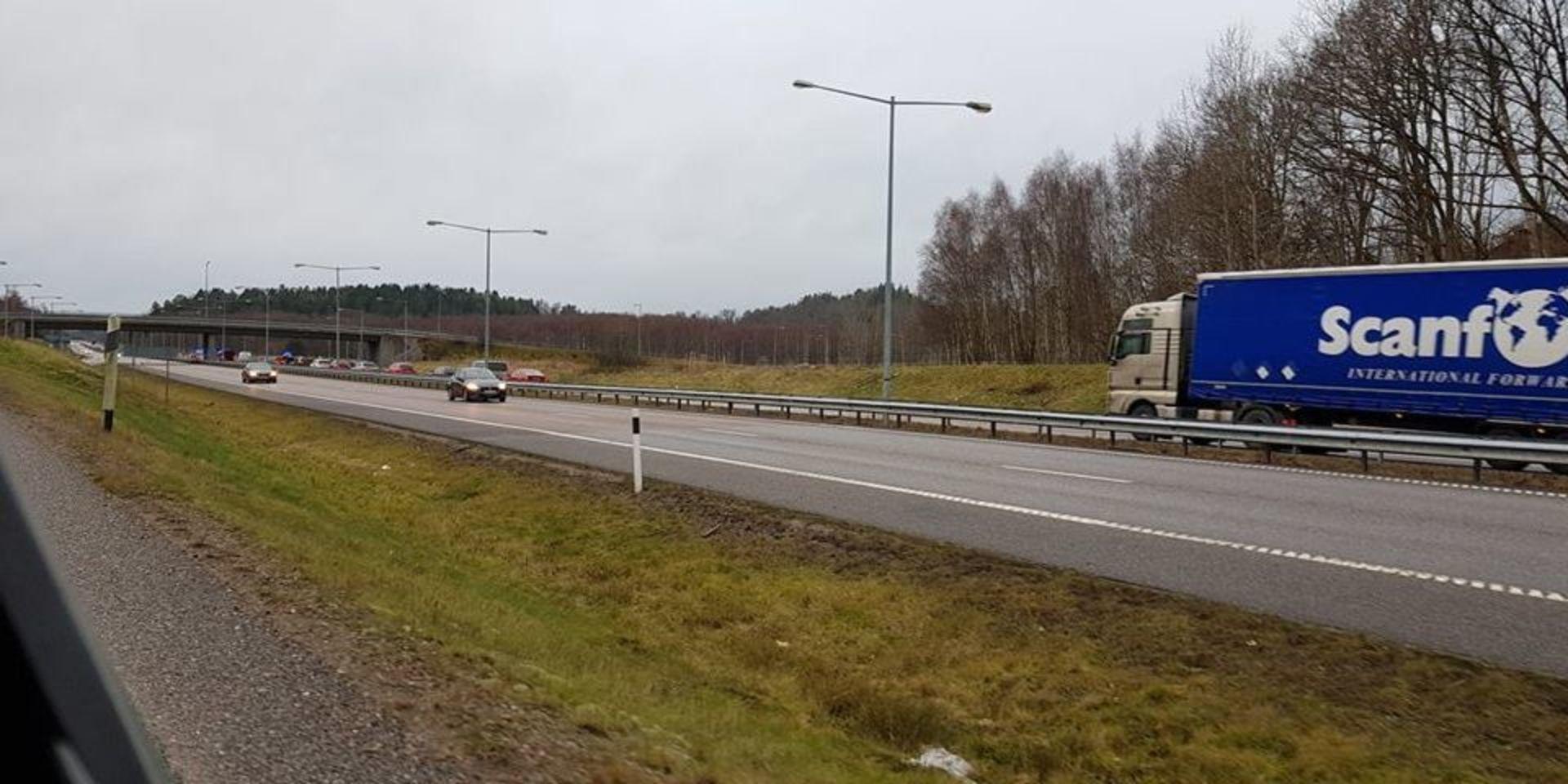 Vid 11-tiden på fredagsförmiddagen kolliderade en personbil med en lastbil på E6 utanför Ljungskile.