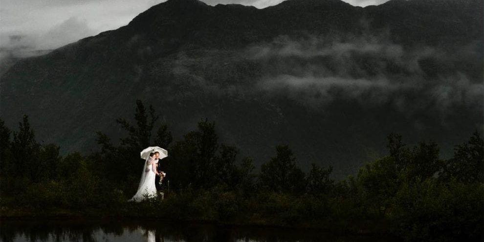 Ett bröllopspar i en dramatisk omgivning, närmare bestämt vid Hemsedal i Norge, har utsetts till Årets Bröllopsbild 2013. Upphovsman är Tanumsfotografen Benny Ottosson som ska få sin framgång förevigad på en häll i hemtrakterna.