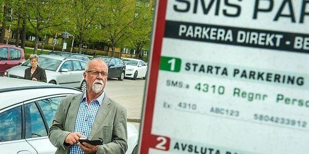 Frustrerad. Kenneth Emanuelsson rasar mot de nya parkeringsreglerna på Näl.