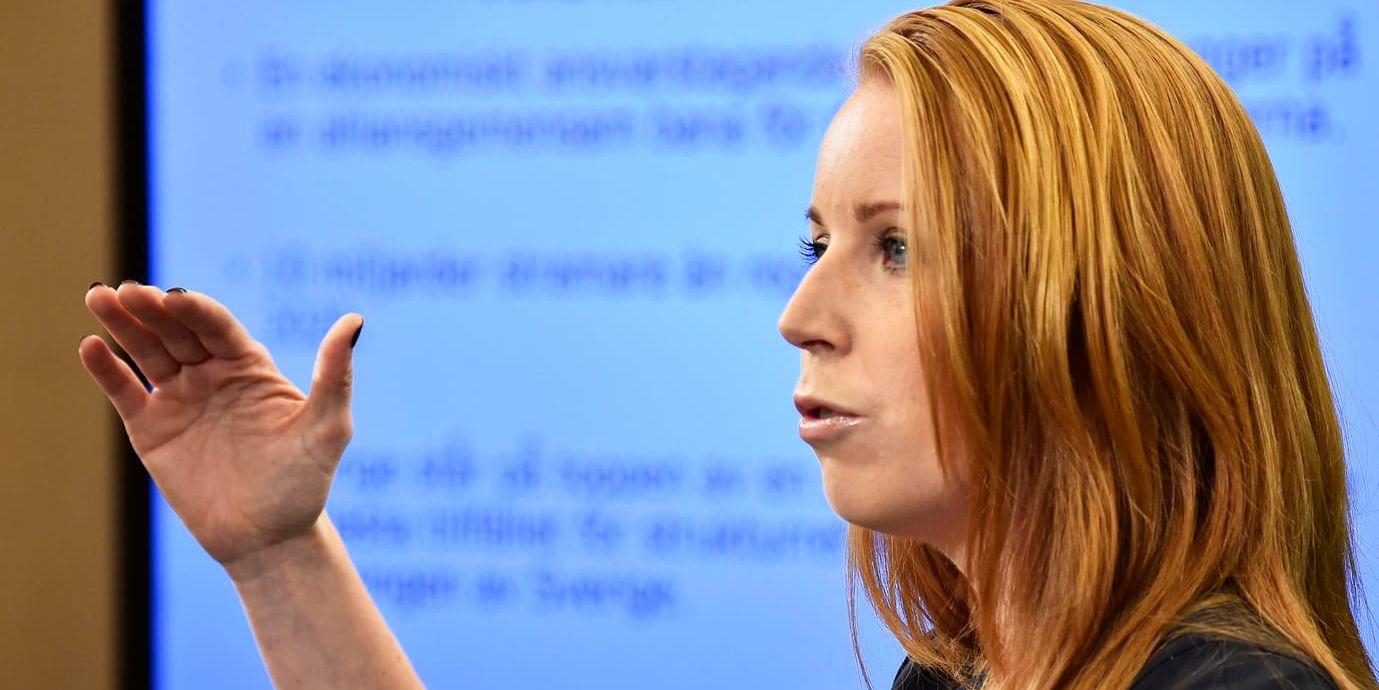 Centerns partiledare Annie Lööf presenterar partiets budgetmotion.