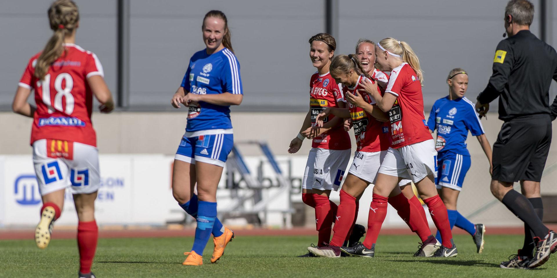 Förra säsongen gjorde Anna Holmqvist (till vänster) tio mål för Rössö och fram till sommaren var hon en av seriens bästa spelare i division 1 norra Götaland.