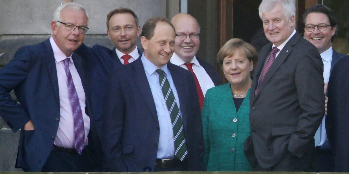 Tysklands förbundskansler Angela Merkel, bland annat omgiven av representanter för det bayerska partiet CSU och liberala FDP på det tyska parlamentets balkong under onsdagen.