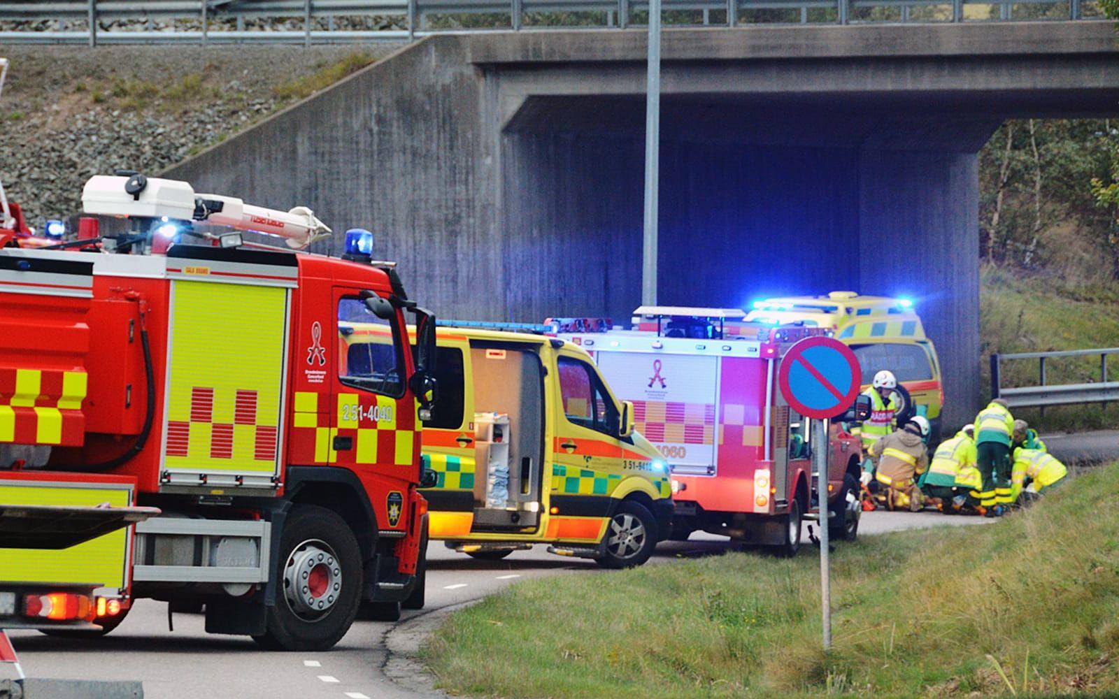 Bilen voltade av viadukten och kraschade ner på vägen under. FOTO: Mikael Berglund
