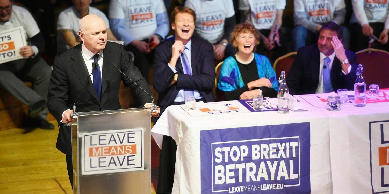 Konservativa partiets förre partiledare Iain Duncan Smith (till vänster) vid ett brexitmöte i London i mitten av januari.