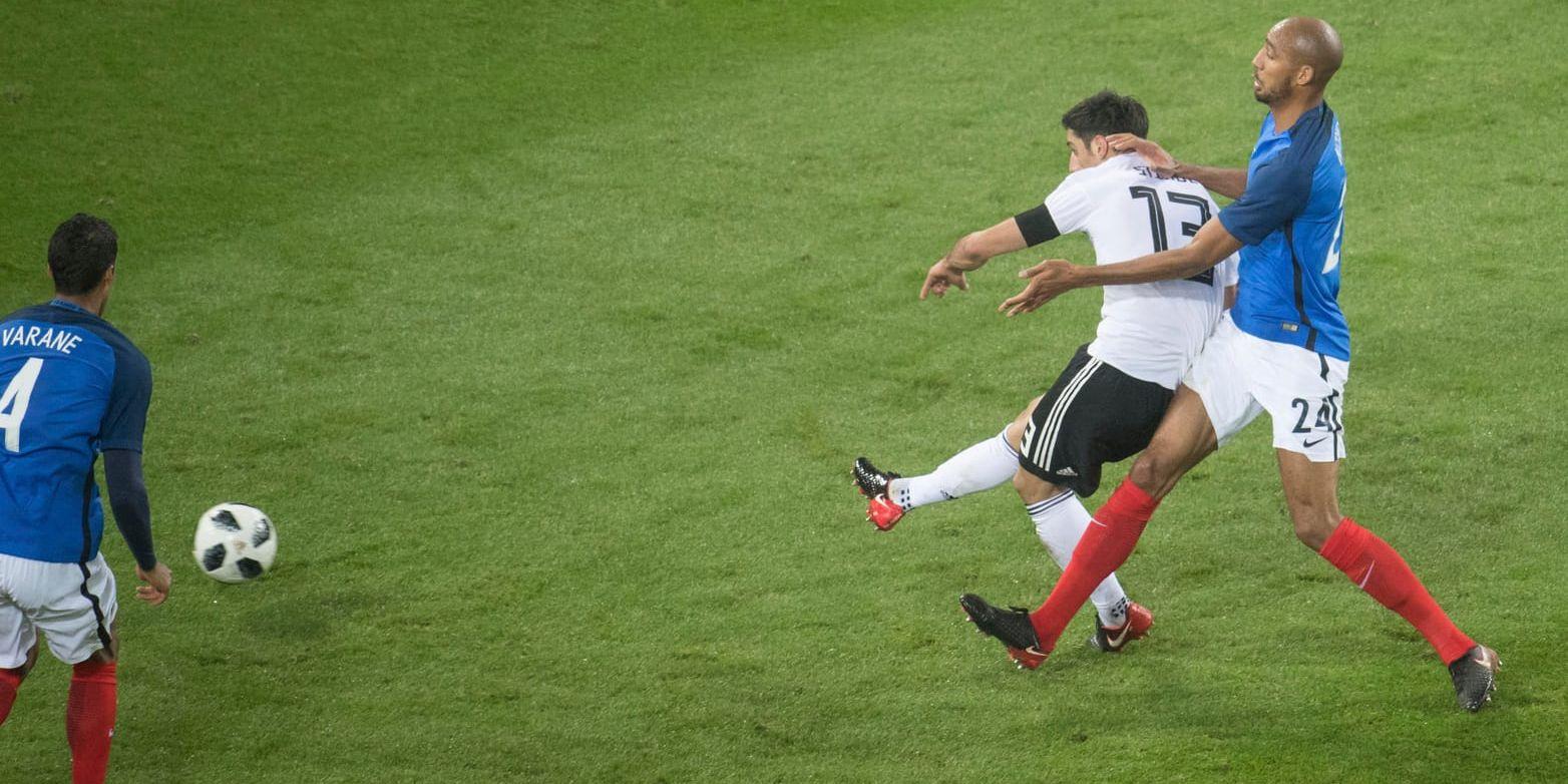 Tysklands Lars Stindl, i vitt, räddar 2–2 hemma mot Frankrike på tilläggstid.