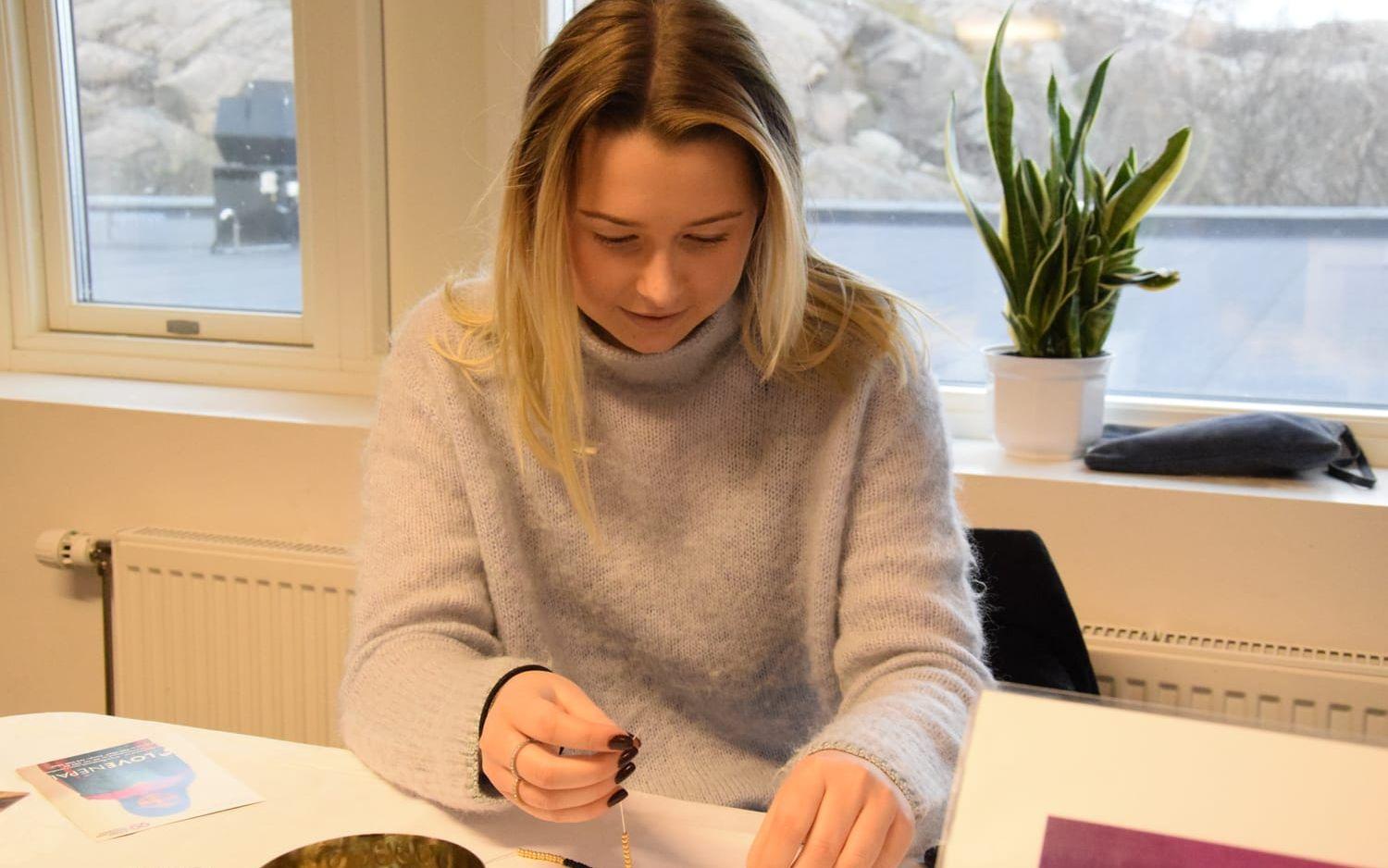 Ebba Fällt har fullt upp med att pärla armband. Foto: Malin Rindvik