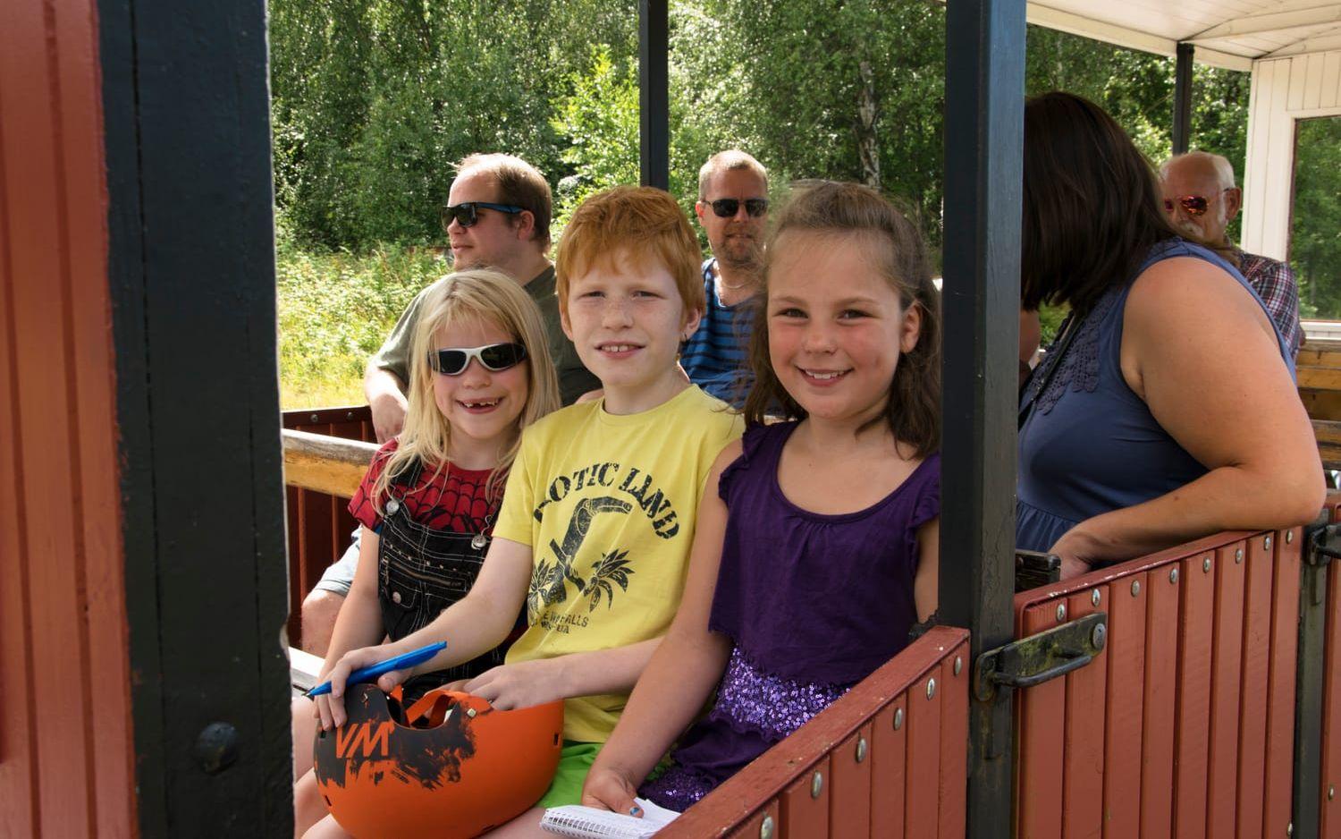 Syskonen Jesper, Jolin Nilsson , Nelly tycker det är roligt att åka tåg.