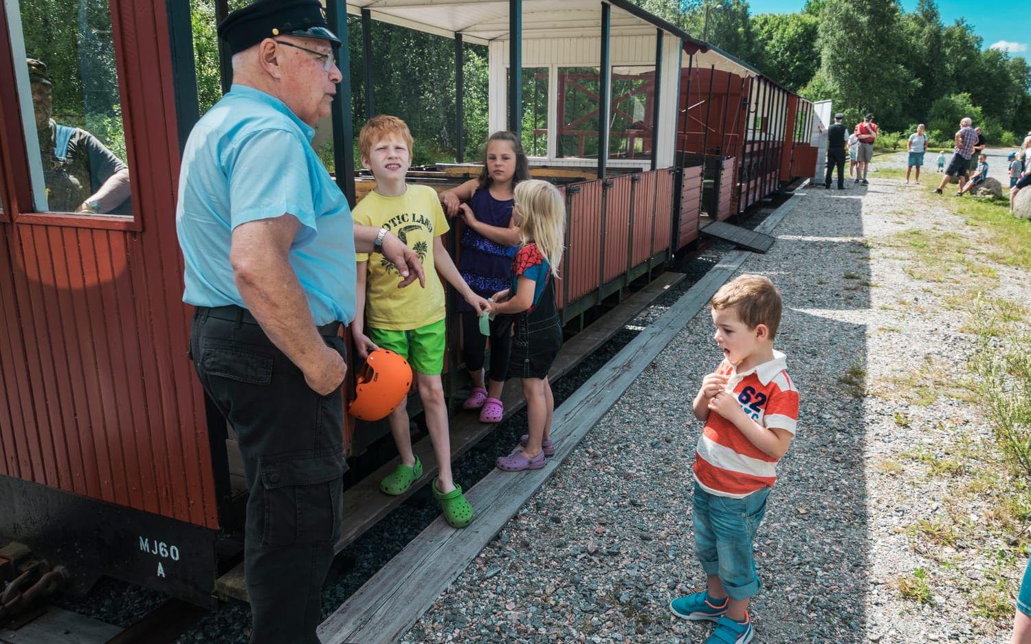 Tågchauffören Gunnar Hallin. Han berättar för syskonen Jesper, Jolin Nilsson , Nelly och Tim hur tåget fungerar.