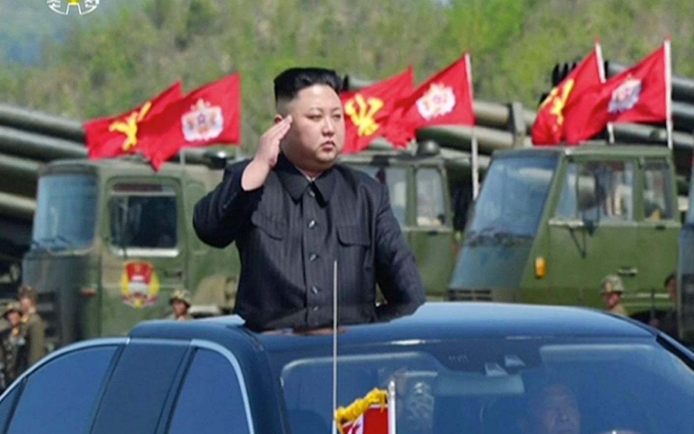 Diktatorn Kim Jong-un saluterar armén. BILD: TT