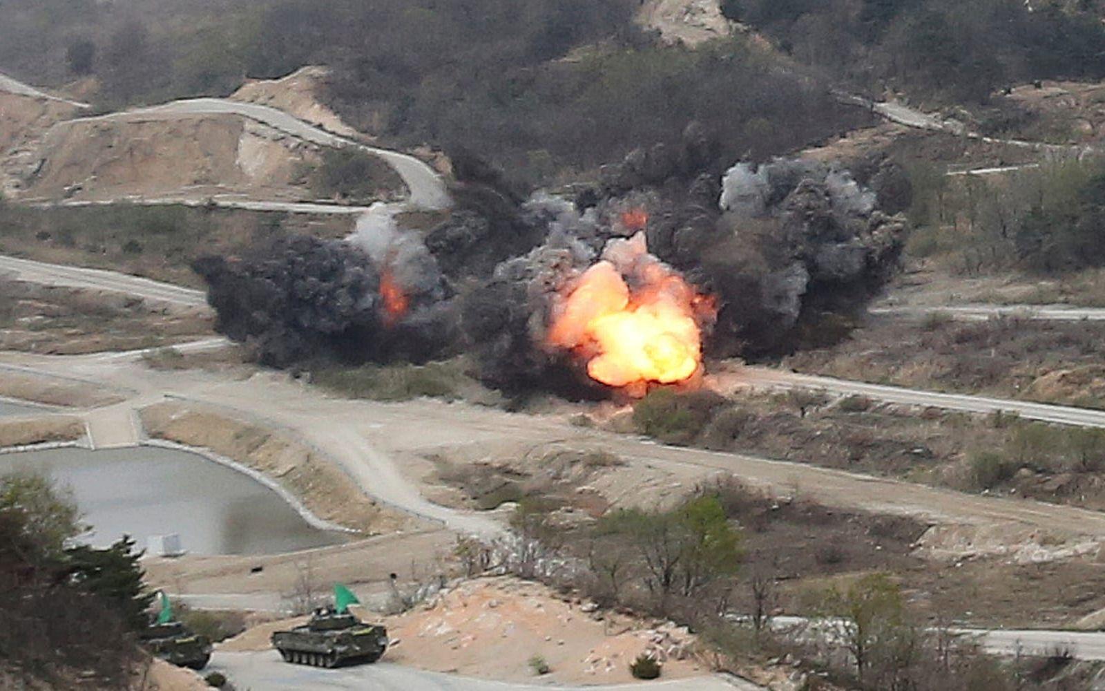 På koreansk tv kunde man se artilleri bomba kullar. BILD: TT