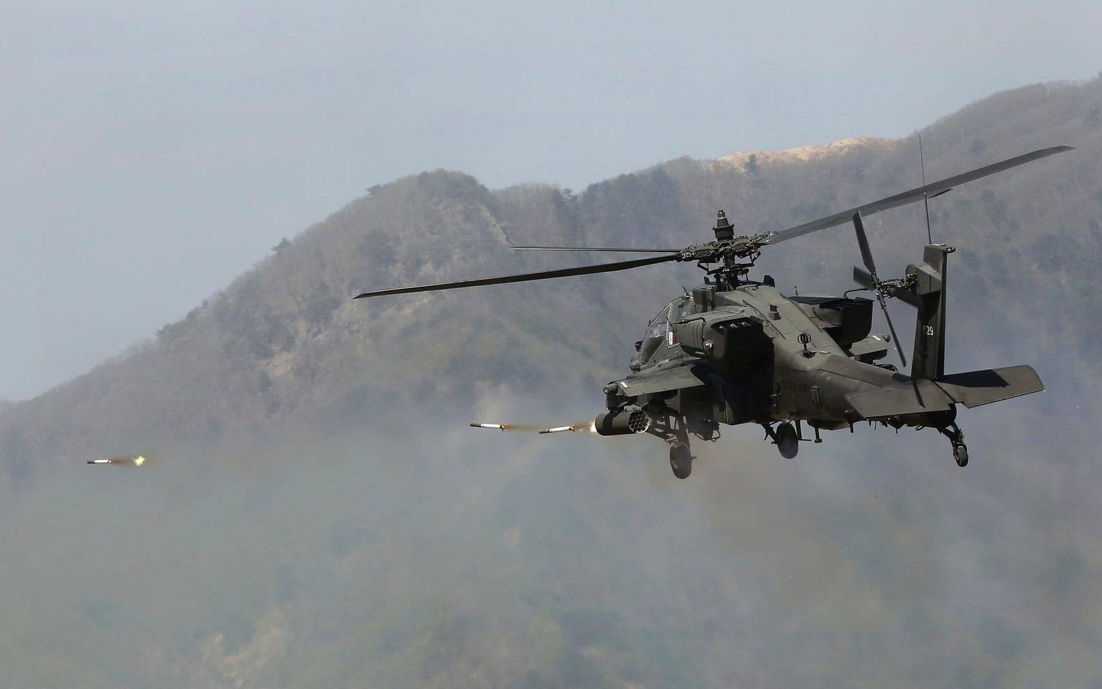 På tisdagen utförde USA och Sydkorea en övning strax söder om gränsen mot Nordkorea. Här en amerikansk Apachehelikopter. BILD: TT
