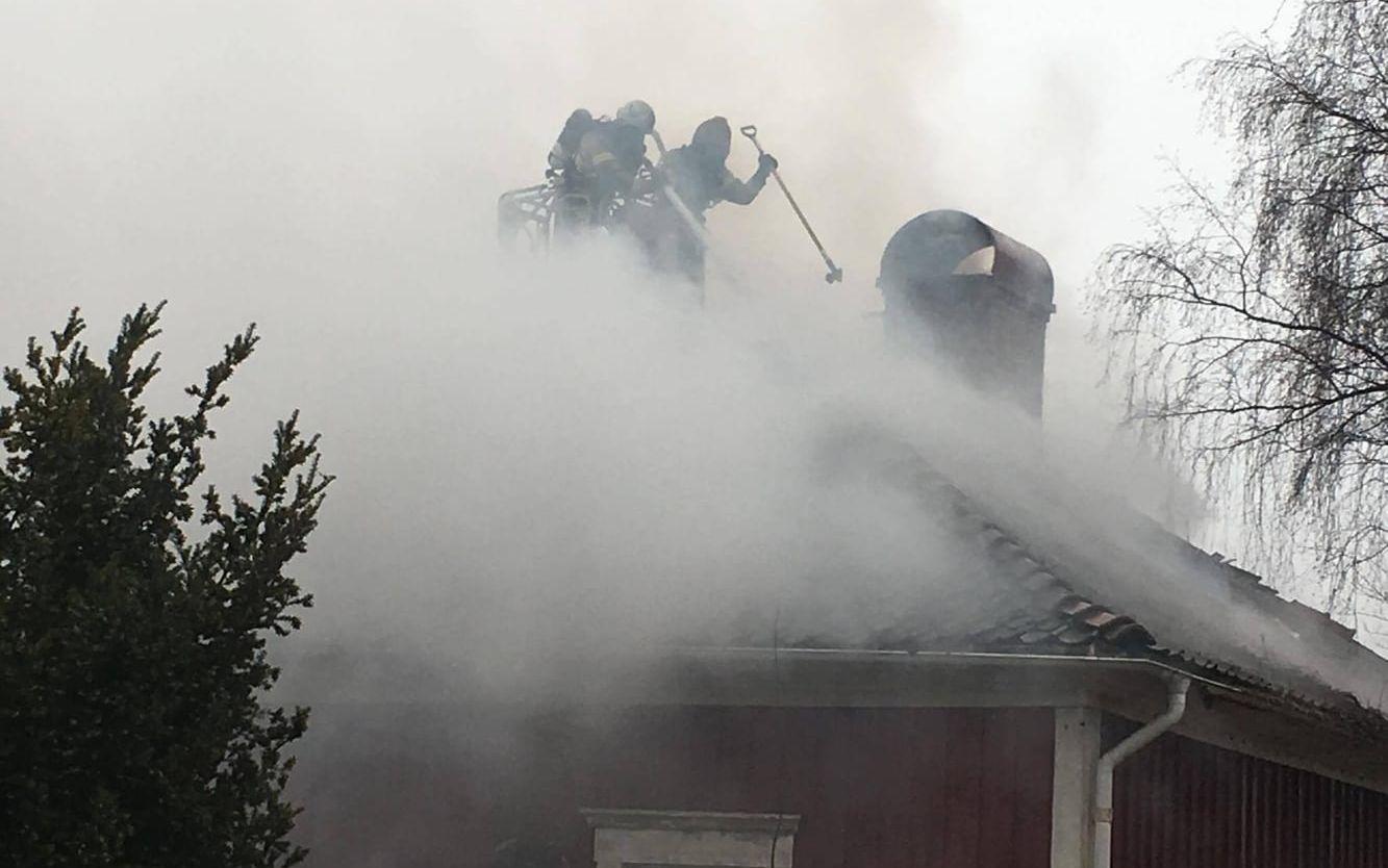 Brandkåren bekämpade branden med omkring 25 brandmän. Bild: Anders Abrahamsson