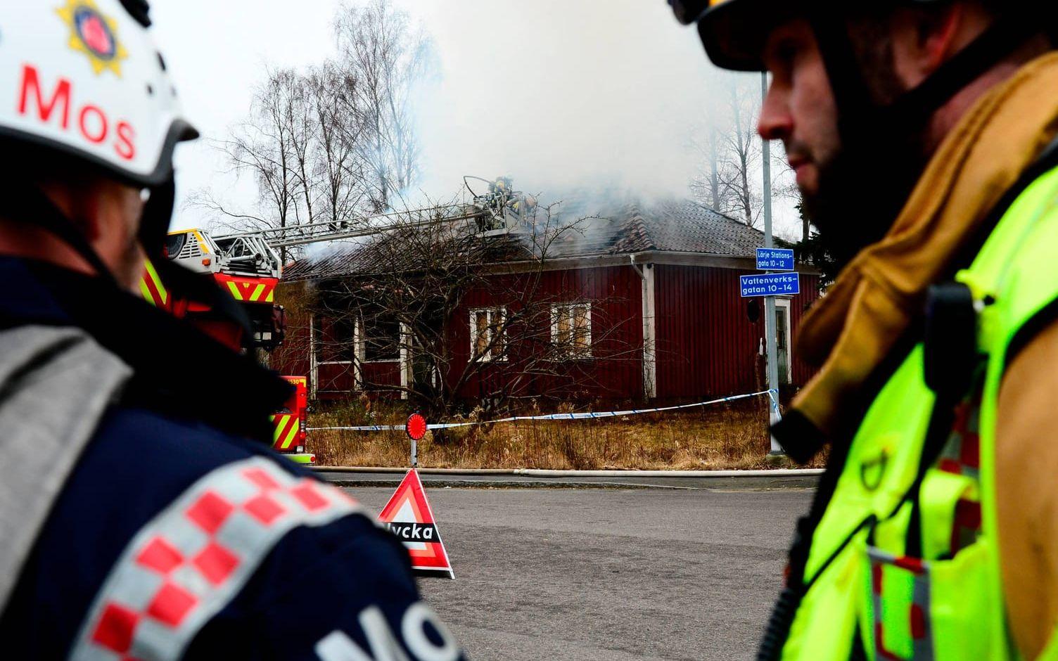 Räddningstjänsten har skickat in rökdykare i huset. Bild: Stefan Berg
