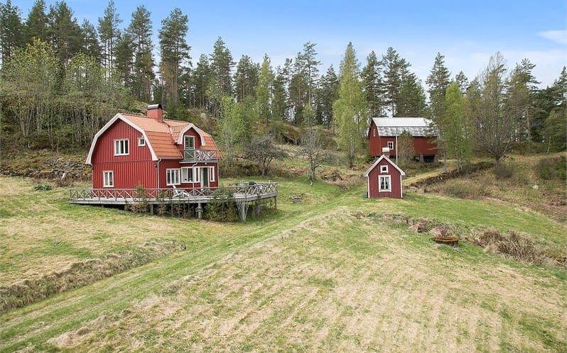 Gården i Nössemark säljs som fritidsfastighet och är till salu för 1, 8 miljoner. Foto: Fastighetsbyrån i Dals Ed.