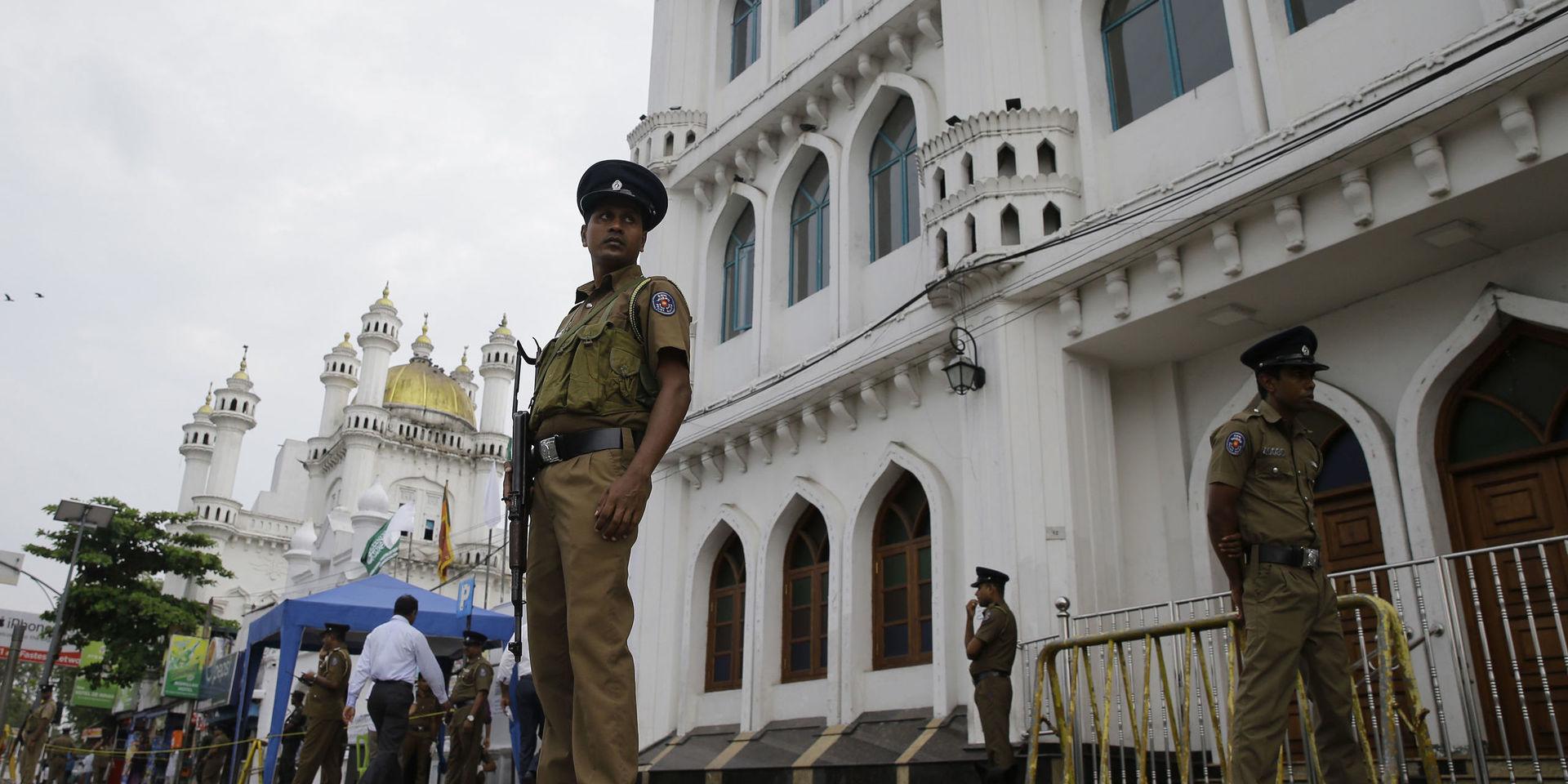 Polis i Sri Lanka står vakt vid en moské under fredagsbönen. Arkivbild. 