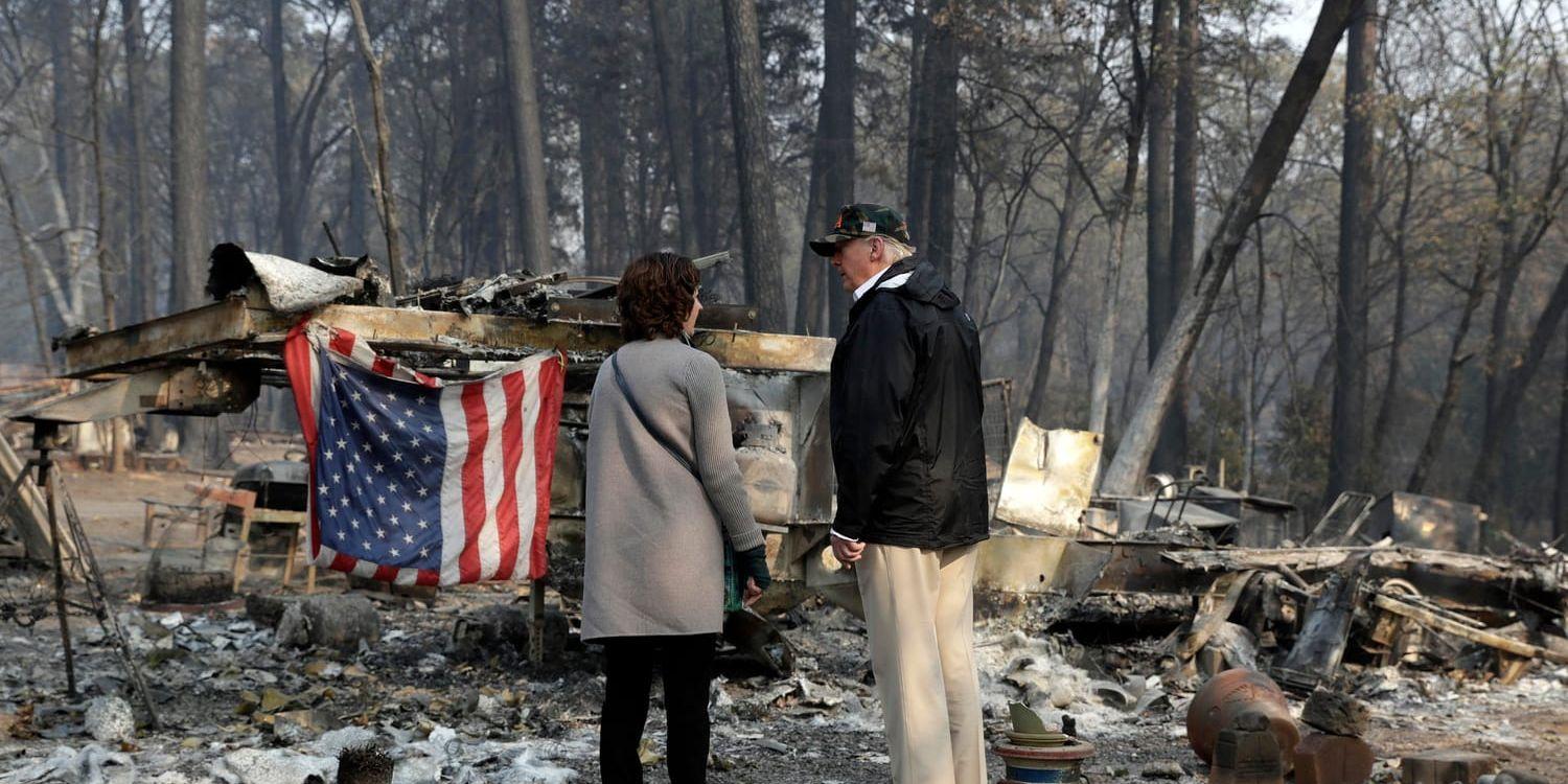 USA:s president Donald Trump med staden Paradises borgmästare Jody Jones vid ett besök i det branddrabbade området under lördagen.