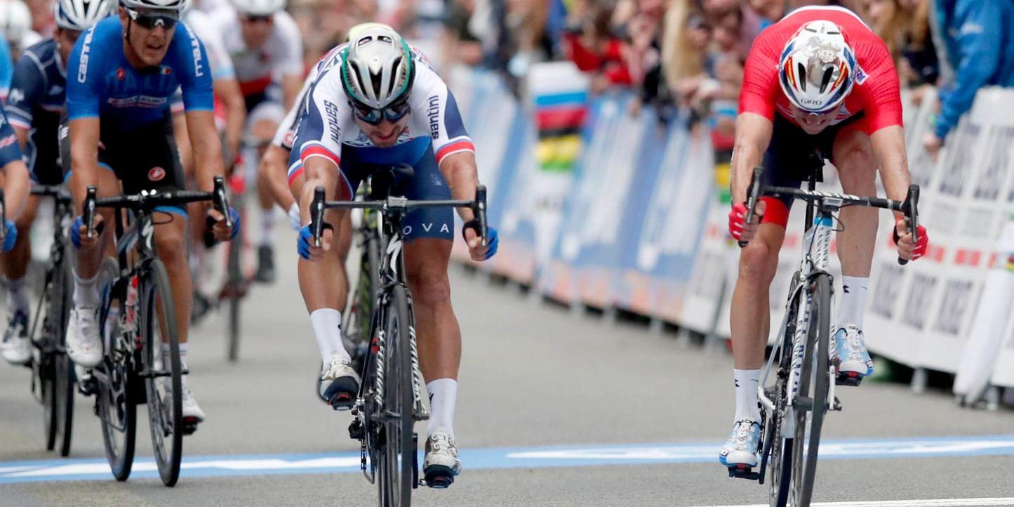 Slovaken Peter Sagan (tv) vann spurten mot hemmahoppet Alexander Kristoff när cykel-VM i Bergen, Norge, avslutades med herrarnas linjelopp.