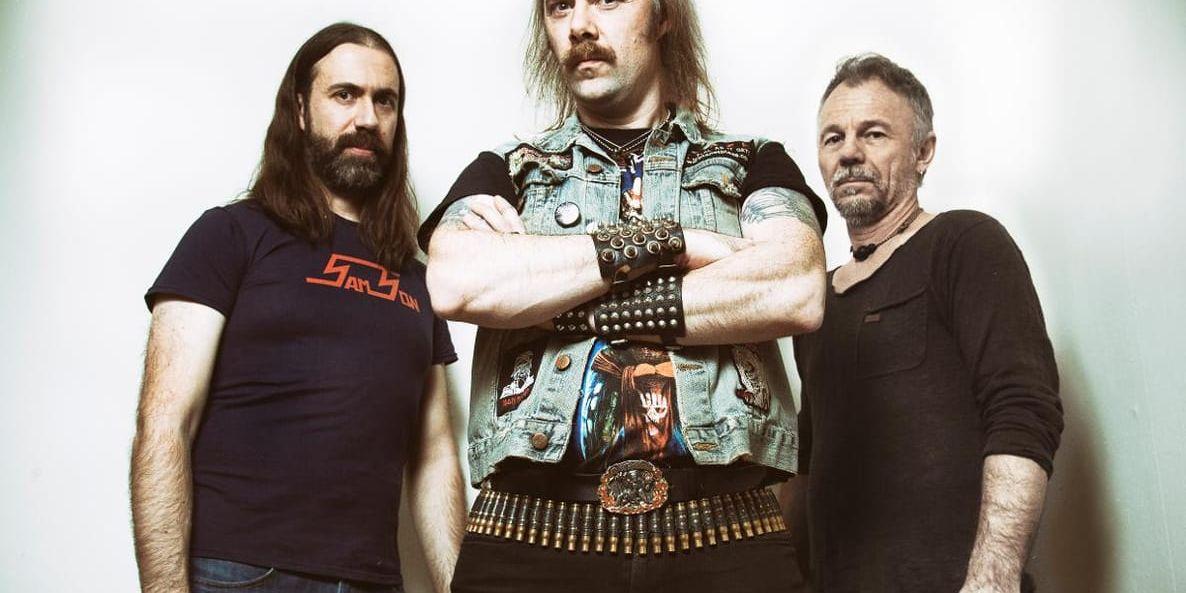 Debut. I dag släpper Dead Kosmonaut sin debutskiva Expect nothing. Johan Langqvist (till vänster) Mattias Reinholdsson (till höger) och Pelle Gustafsson är några av medlemmarna i det nya svenska metalbandet.