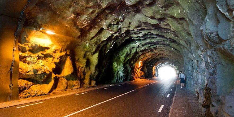 Fyra lampor lyser upp i Boxvikstunneln. Den är Sveriges första vägtunnel och invigdes för 55 år sedan. Den förändrade livet för många. Vägen mellan Hälleviksstrand och Nösund blev åtskilliga kilometer kortare än tidigare. Foto: Lasse Edwartz