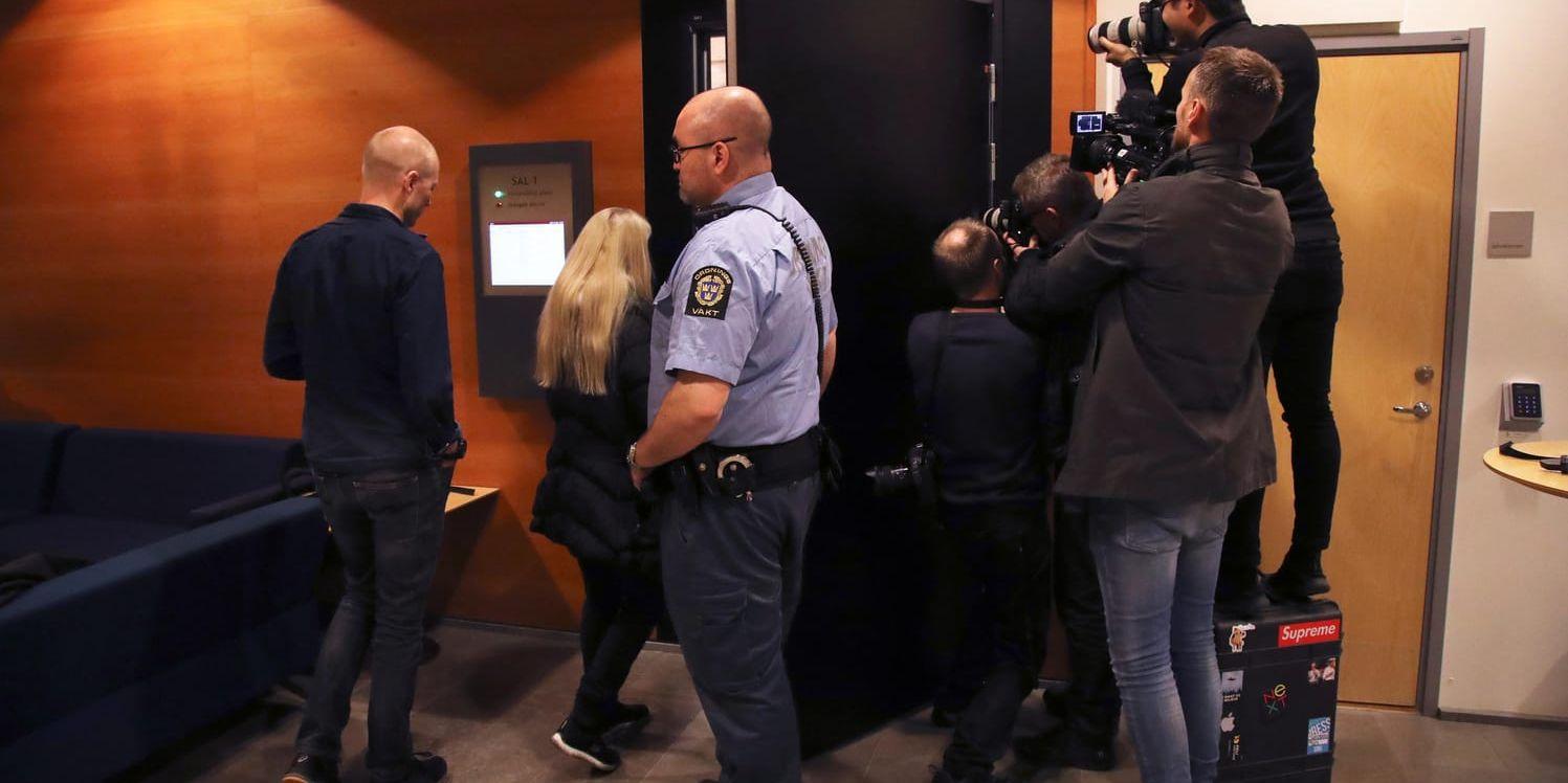 Tre män häktades i går i Göteborg efter sprängmedels- och vapenfyndet i förra veckan.