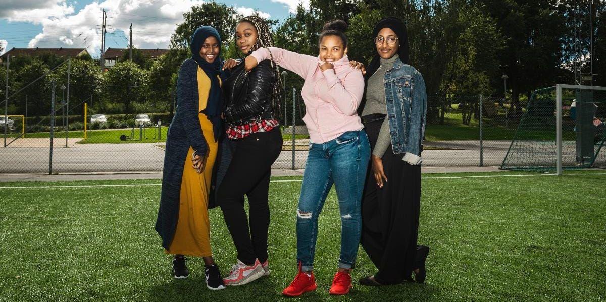 Gemenskap. Iman Moalin, Rebecca Likendja, Dina Tedros och Amaal Cabdi ska vara ledare för ett öppet fotbollsläger för tjejer på Dalabergs centrum.