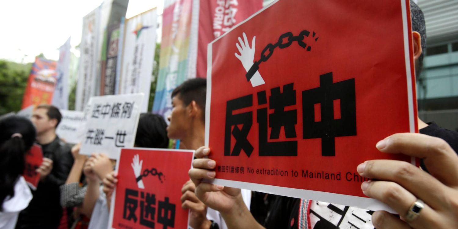 Taiwaneser i stödprotest utanför Hongkongs handelskontor i Taipei.