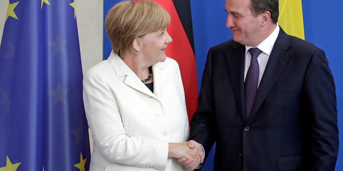 Tysklands förbundskansler Angela Merkel i ett handslag med statsminister Stefan Löfven (S). Arkivbild.