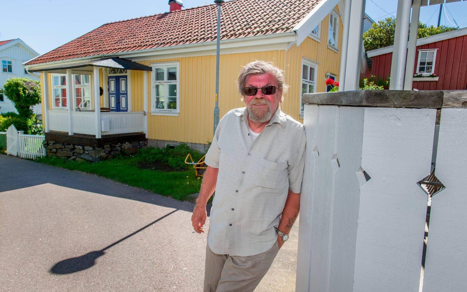 Björn Tobin framför det gula huset där han mor kastade ut den norske kronprisen för många, många år sedan.