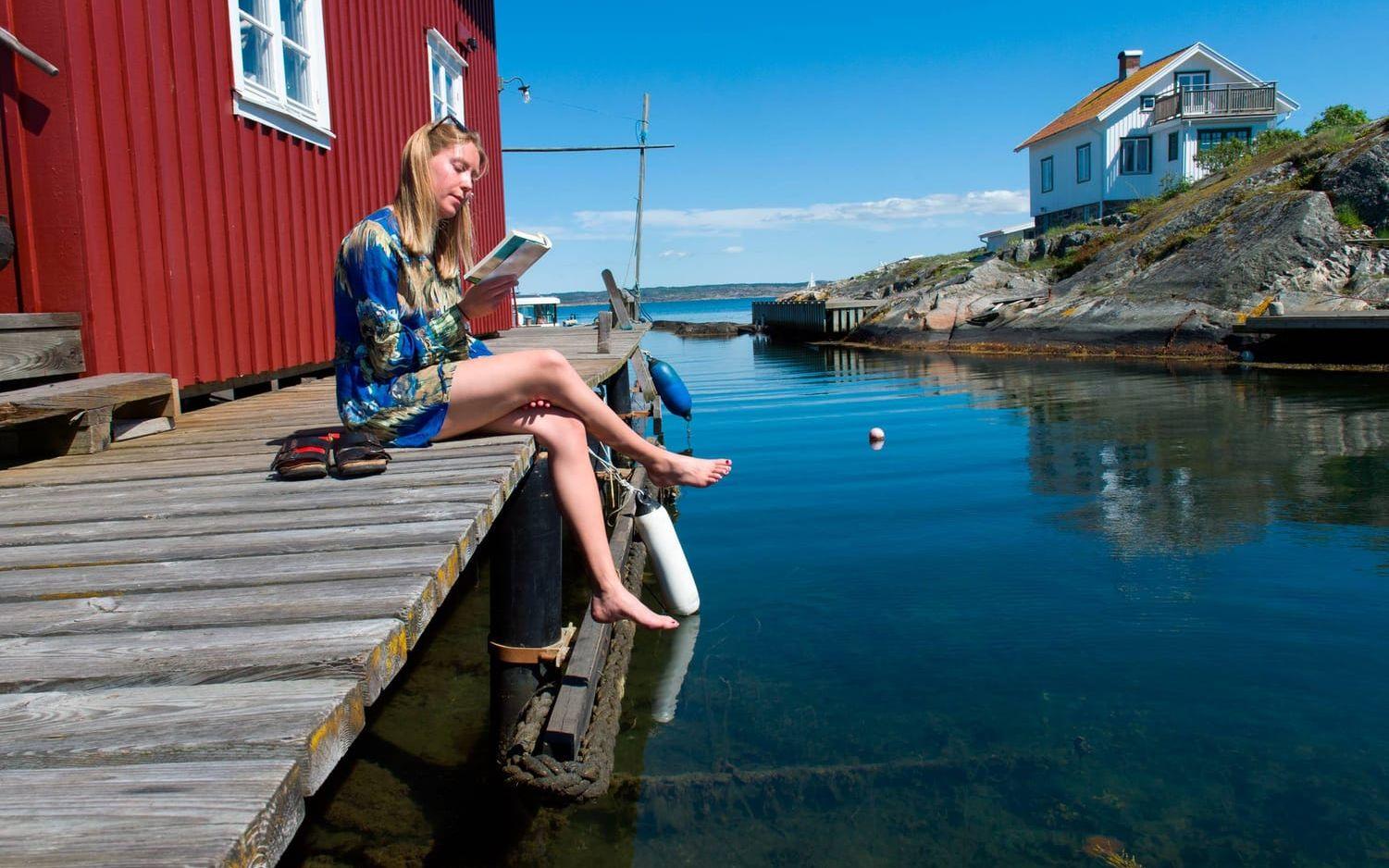 Vad är lika gott som en god bok på bryggan vid havet undrar Olivia Svanberg från Stockholm?