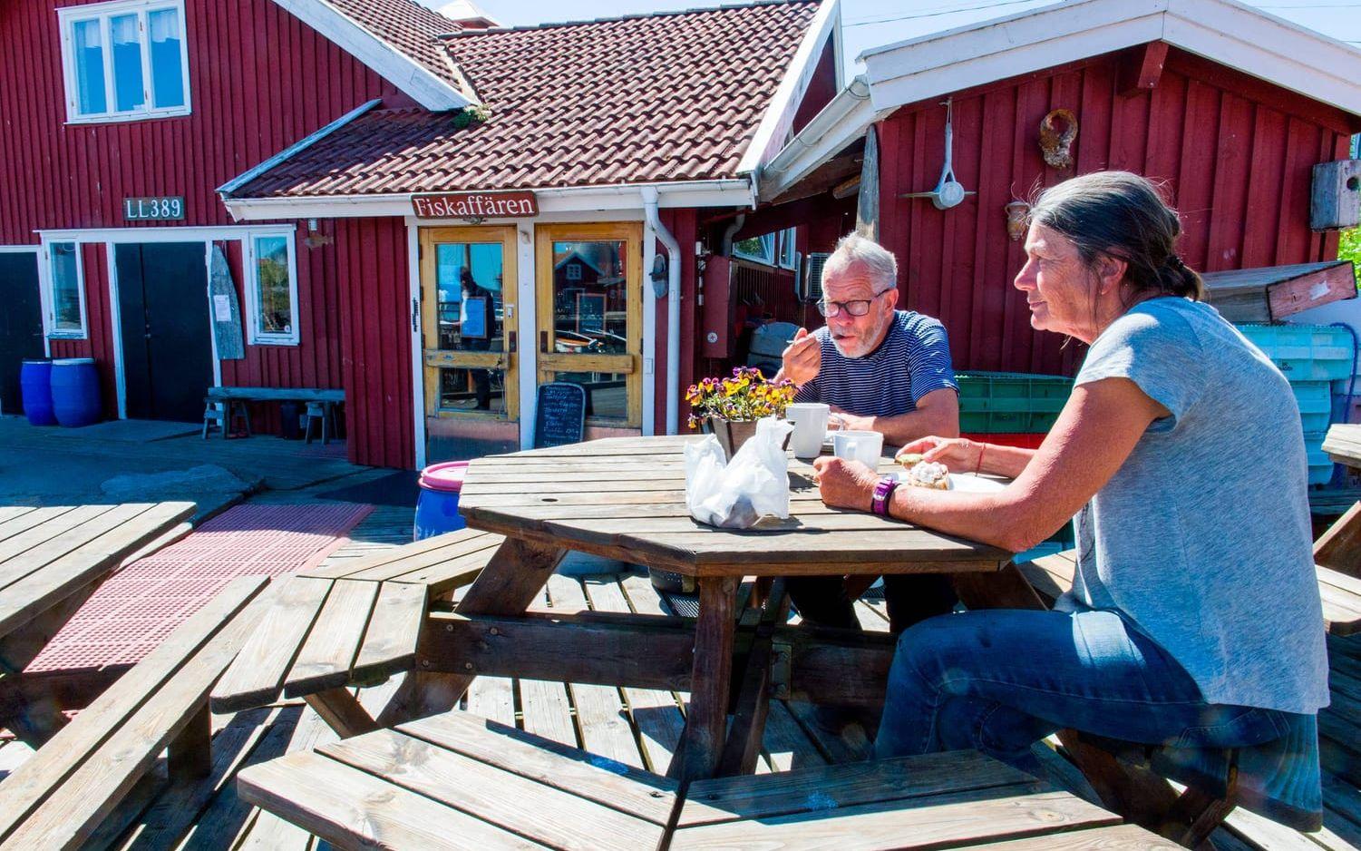 Bofasta. Fiskhandelsparet Kristina och Folke Sjöberg driver affären och är bor här året runt.