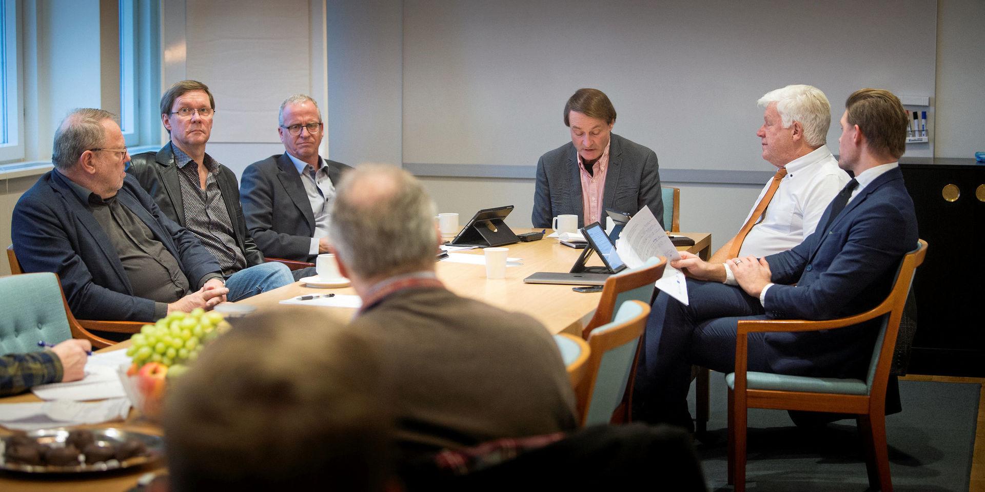 Utökar. Den nya samverkansmajoriteten fick igenom förslaget att utöka antalet politiker i Uddevalla. Från vänster: Elving Andersson (C), Jarmo Uusitalo (MP), Christer Hasslebäck (UP), Mikael Staxäng (M), Rolf Jonsson (L) och Jonas Sandwall (KD).