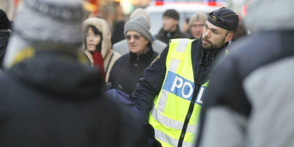 Låter sig inte skrämmas. I går trängdes åter julhandlande människor i närheten av de platser där bomberna briserade i lördags. Det fanns dock ovanligt många poliser ute på gatorna.